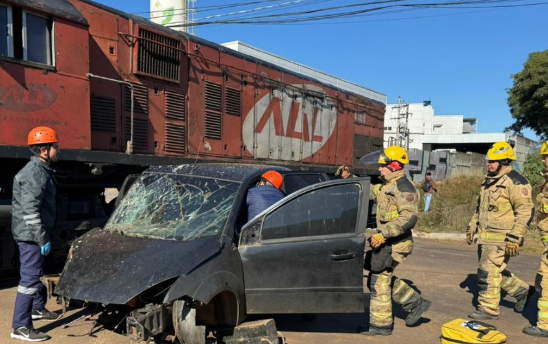 Simulação de acidente entre trem e veículo reforça conscientização no trânsito em Cruz Alta