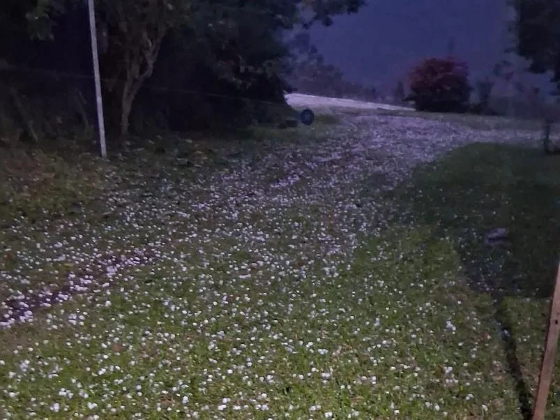 Temporais com granizo atingem cidades do Rio Grande do Sul e causam alagamentos, danos e falta de energia