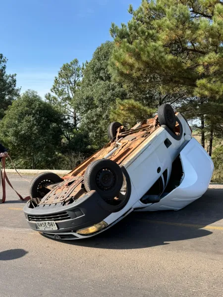 Capotamento na BR-158 entre o Trevão e a Bianchini deixa motorista ferido em Cruz Alta