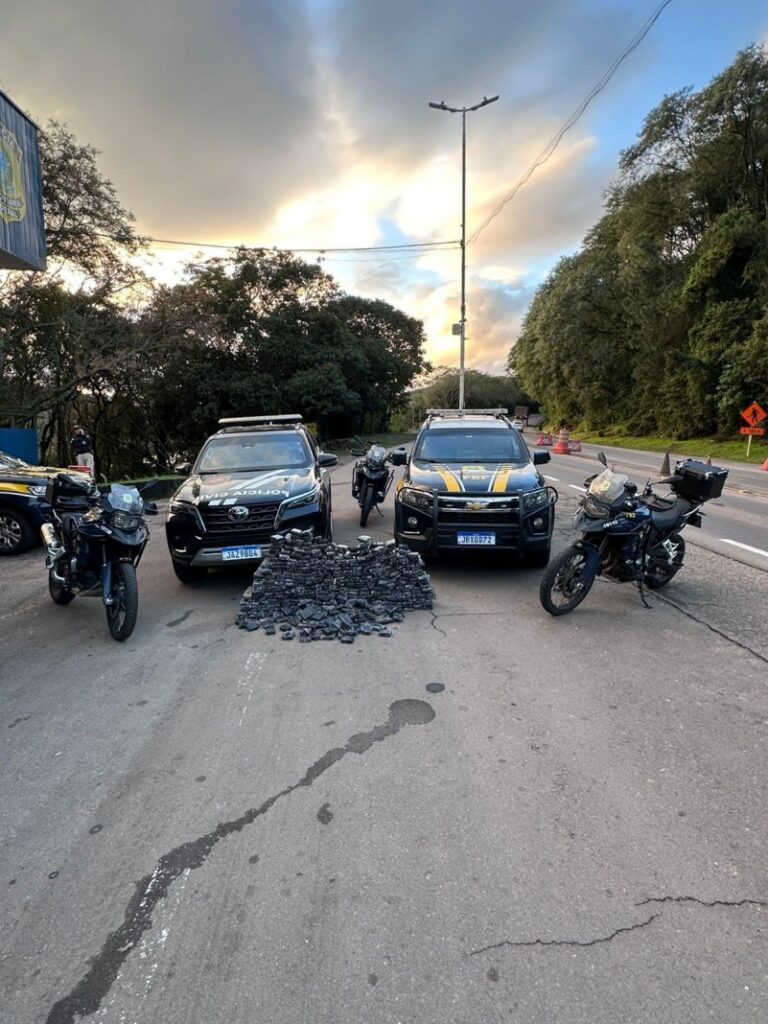 Operação da PRF e Polícia Civil apreende 233 quilos de maconha escondidos em veículo na BR-158, em Santa Maria