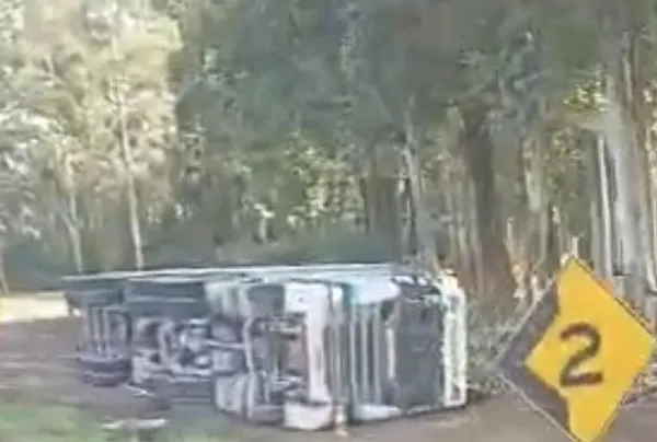 Carreta tomba em trecho conhecido como Curva da Morte entre Cruz Alta e Ibirubá; motorista sofre ferimentos leves