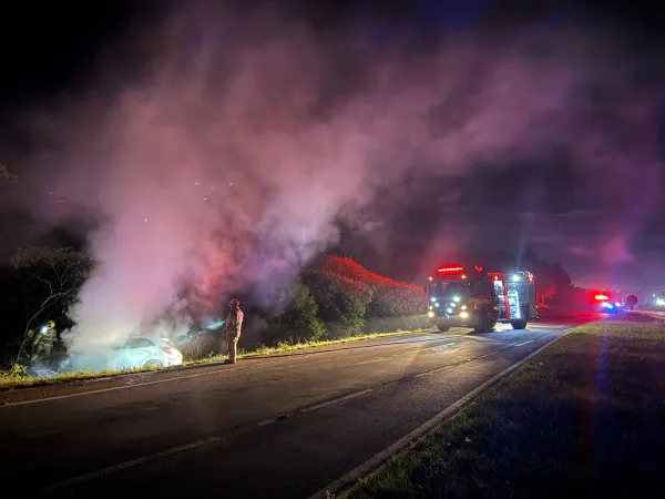 Motorista escapa com ferimentos leves após capotamento e incêndio de veículo na BR-158, próximo a Cruz Alta