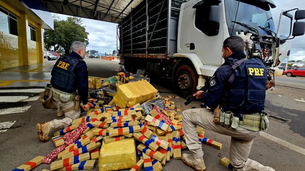PRF apreende 940 quilos de maconha após perseguição a caminhão em Passo Fundo; motorista foge e é procurado
