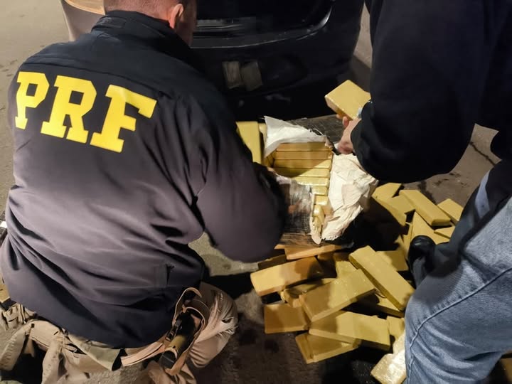 Ação conjunta da PRF e Polícia Civil apreende 109 quilos de maconha e prende dois homens em Santa Maria
