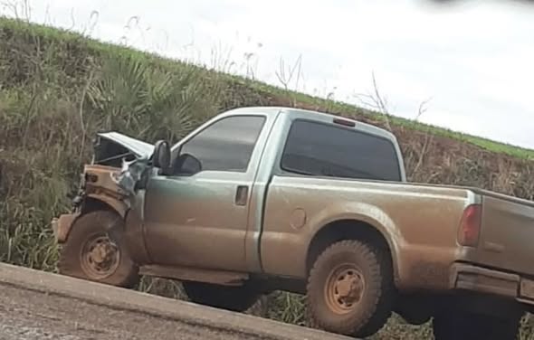 Colisão entre duas caminhonetes deixa motorista ferido na RSC-377, em Cruz Alta