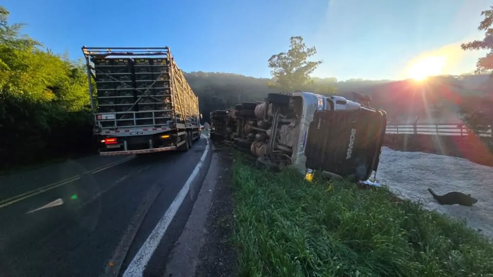 Carreta de Santa Catarina tomba às margens da ERS-324 entre Passo Fundo e Marau; motorista é encaminhado ao hospital