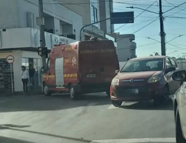 Mulher fica ferida após atropelamento em cruzamento no Centro de Cruz Alta; moradores apontam semáforo de pedestres inoperante