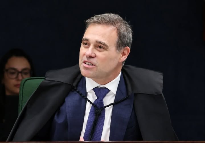 TSE determina remoção de postagens que associam Flávio Bolsonaro à suposta criação da escala 7×0