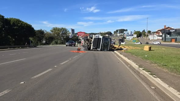 Motorista fica gravemente ferido após caminhão carregado com fumo tombar na BR-285, em Passo Fundo