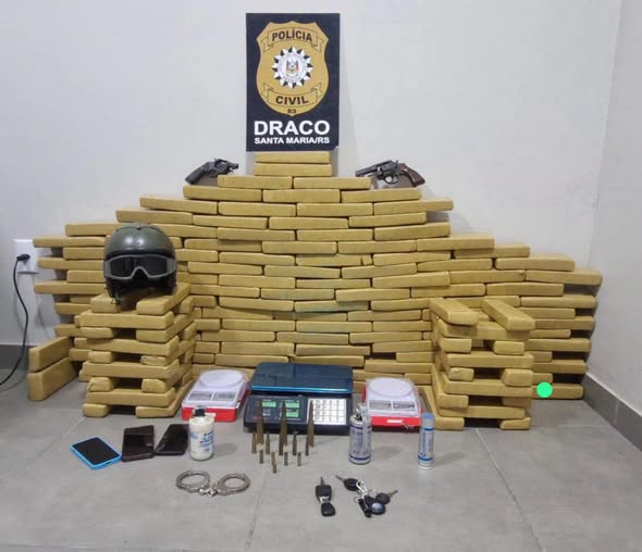 Operação integrada apreende mais de 116 quilos de maconha, armas e granadas em Santa Maria e prende dois homens