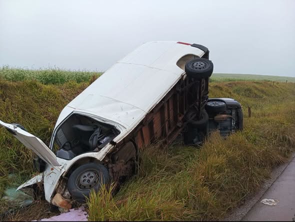 Colisão frontal entre Saveiro e van deixa dois mortos na ERS-324, em Ronda Alta