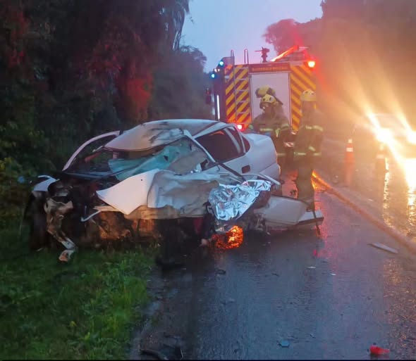 Grave acidente entre carro e carreta deixa três mortos na BR-285 entre Carazinho e Saldanha Marinho