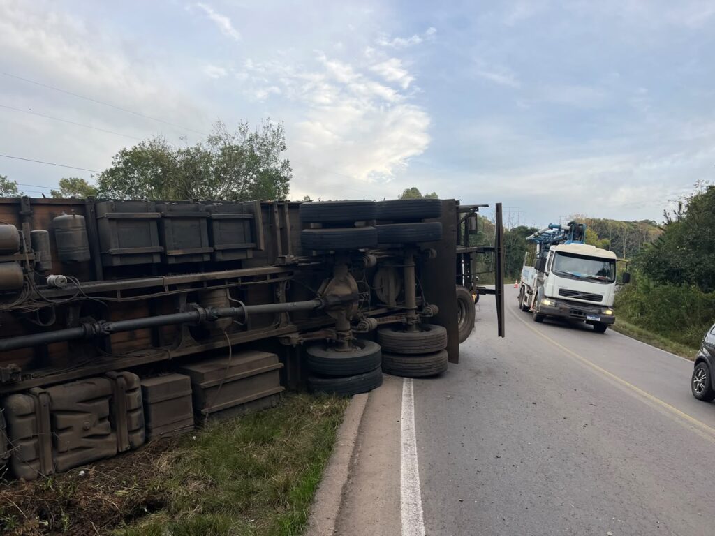 Caminhão truck tomba na ERS-324 entre Passo Fundo e Marau e deixa trânsito lento na manhã desta quinta-feira