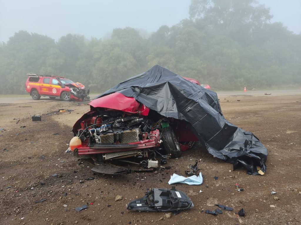Casal morre após colisão frontal entre carro e viatura dos Bombeiros na BR-285, próximo a Água Santa