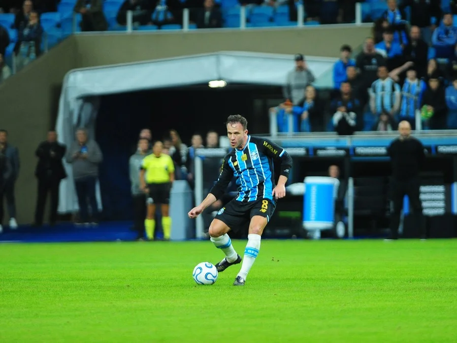 Grêmio anuncia saída de Arthur após impasse financeiro e volante deixa o clube no fim de junho