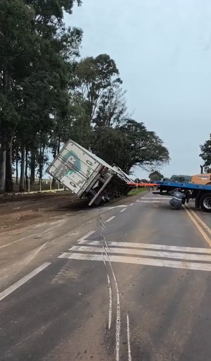 Operação para destombar carreta carregada com batatas bloqueia rodovia e mobiliza equipes entre Cruz Alta e Ibirubá