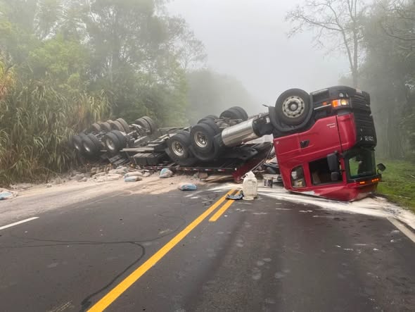 Carreta carregada com cimento capota na ERS-122, bloqueia rodovia e trânsito é liberado após mais de cinco horas