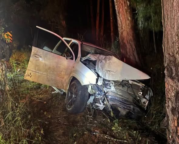 Motorista fica ferido após sair da pista com caminhonete e colidir contra objeto fixo em Marau