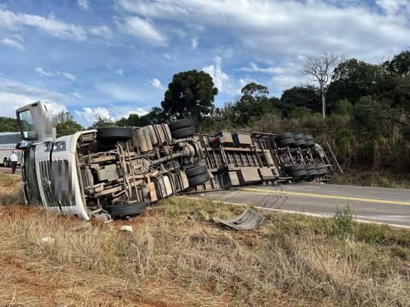 Carreta tomba na ERS-135 e interrompe trânsito em Erechim; motorista não se feriu