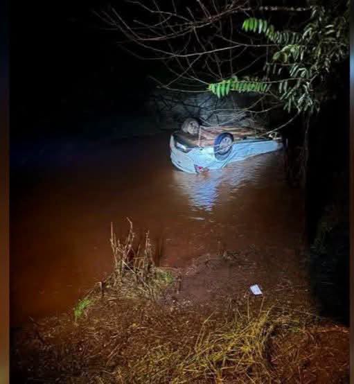 Adolescente de 17 anos morre após carro cair em rio no interior de Jacutinga