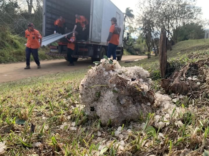 Temporal de granizo deixa 640 desalojados e destrói casas e santuário de animais em Eldorado do Sul