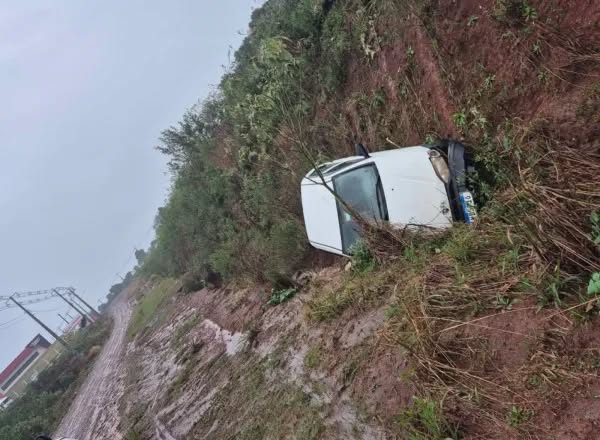 Carro com placas de Cruz Alta sai da pista e desce barranco na ERS-223 em Ibirubá