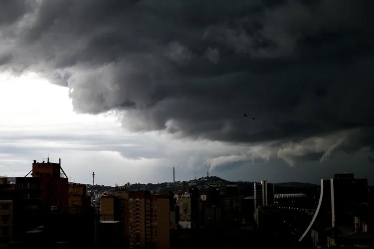Calor histórico dá lugar a temporais, e Cruz Alta terá máxima de 29°C neste sábado