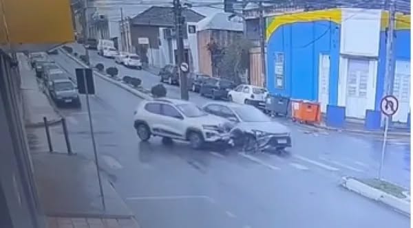Colisão entre dois veículos é registrada em cruzamento no Centro de Cruz Alta
