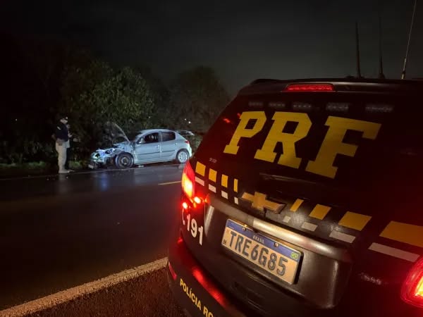 Carro pega fogo na BR-158 em Cruz Alta e mobiliza Corpo de Bombeiros