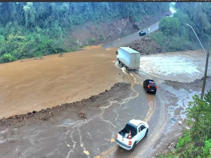 Pontes ficam submersas após cheia do Arroio Jacaré e deixam comunidades isoladas no Vale do Taquari