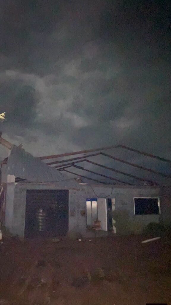 Temporal destrói estrutura de tambo e causa grandes prejuízos à família Casteli no interior de Selbach