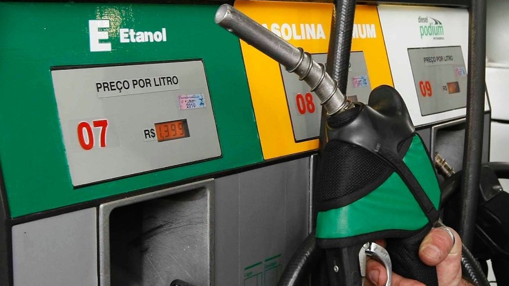 Governo adia decisão sobre aumento do etanol na gasolina após pedido de novos testes