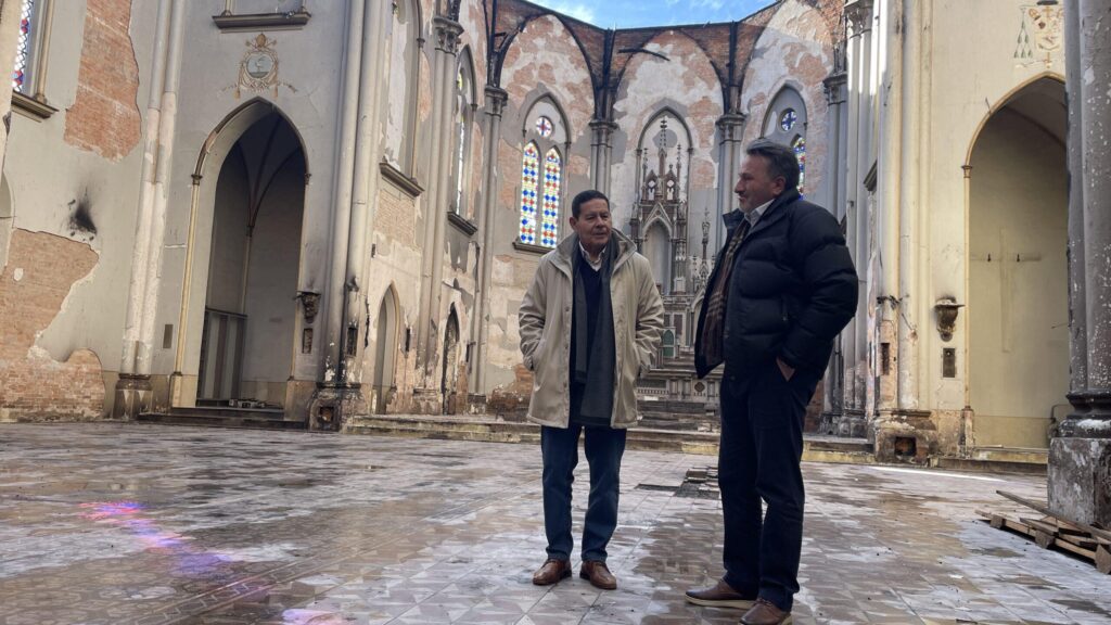 Hamilton Mourão sinaliza apoio à reconstrução da Igreja Matriz de Flores da Cunha após incêndio