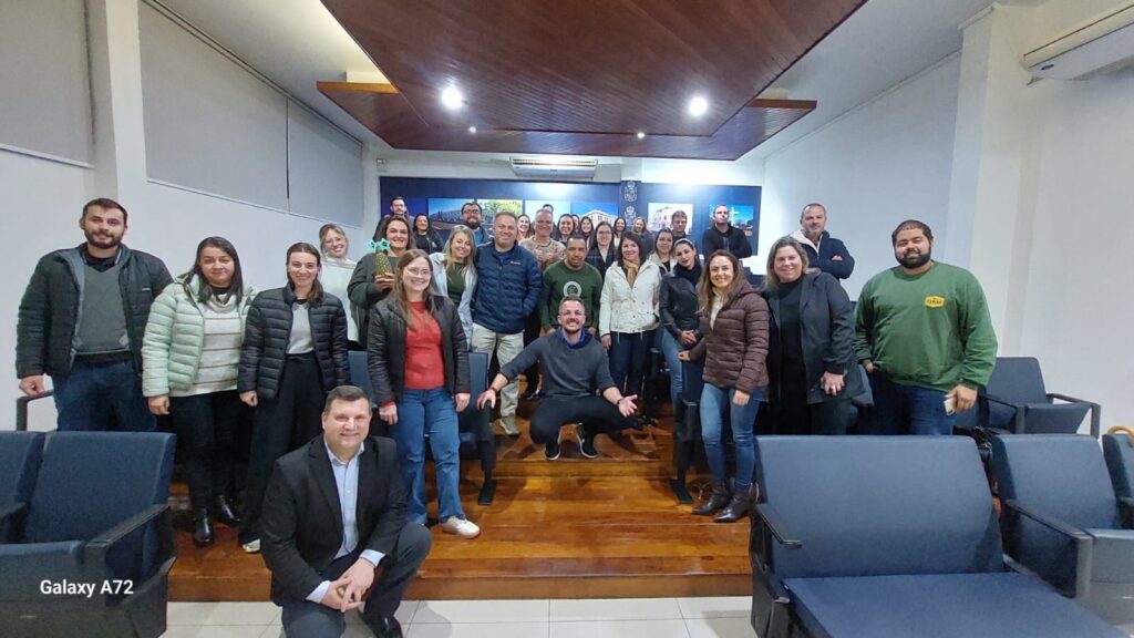 Programa Caminhos do Sucesso reúne empreendedores em Cruz Alta para palestra sobre marketing digital e vendas