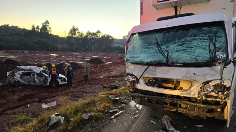 Motorista morre em grave colisão frontal entre carro e caminhão na ERS-324, em Passo Fundo
