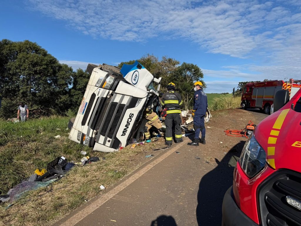 Carreta carregada com sucata tomba na RS-135 e motorista fica preso às ferragens em Erebango