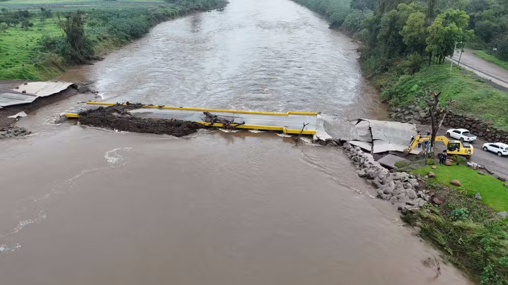 Ponte construída por moradores é destruída pela segunda vez pela força da correnteza no Vale do Caí