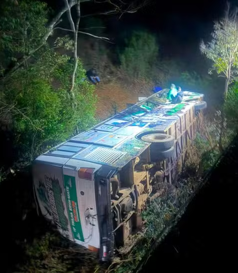 Identificado motorista que morreu após ônibus de trilheiros cair de ponte na ERS-324