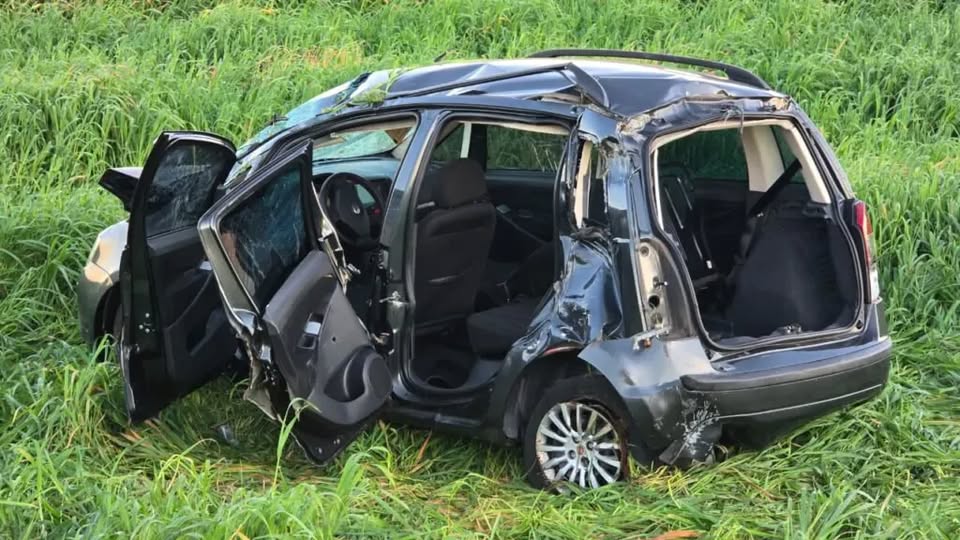 Capotamento na BR-285 deixa três pessoas feridas entre Passo Fundo e Carazinho