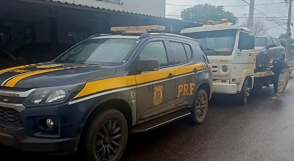 PRF apreende 121 quilos de maconha escondidos em carro transportado por caminhão-guincho no RS