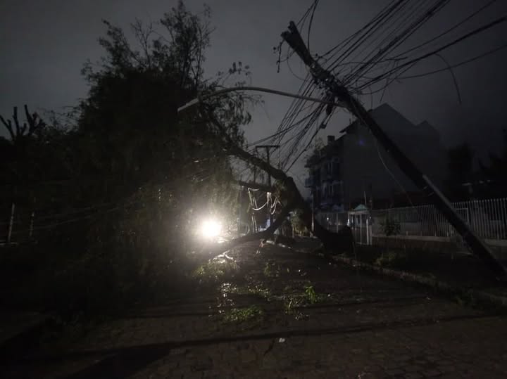 Mais de 322 mil clientes ficam sem energia elétrica no RS após temporais