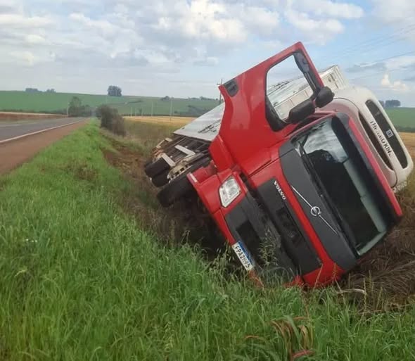 Caminhão sai da pista e tomba na RSC-377 entre Cruz Alta e Ibirubá; motorista fica ferido