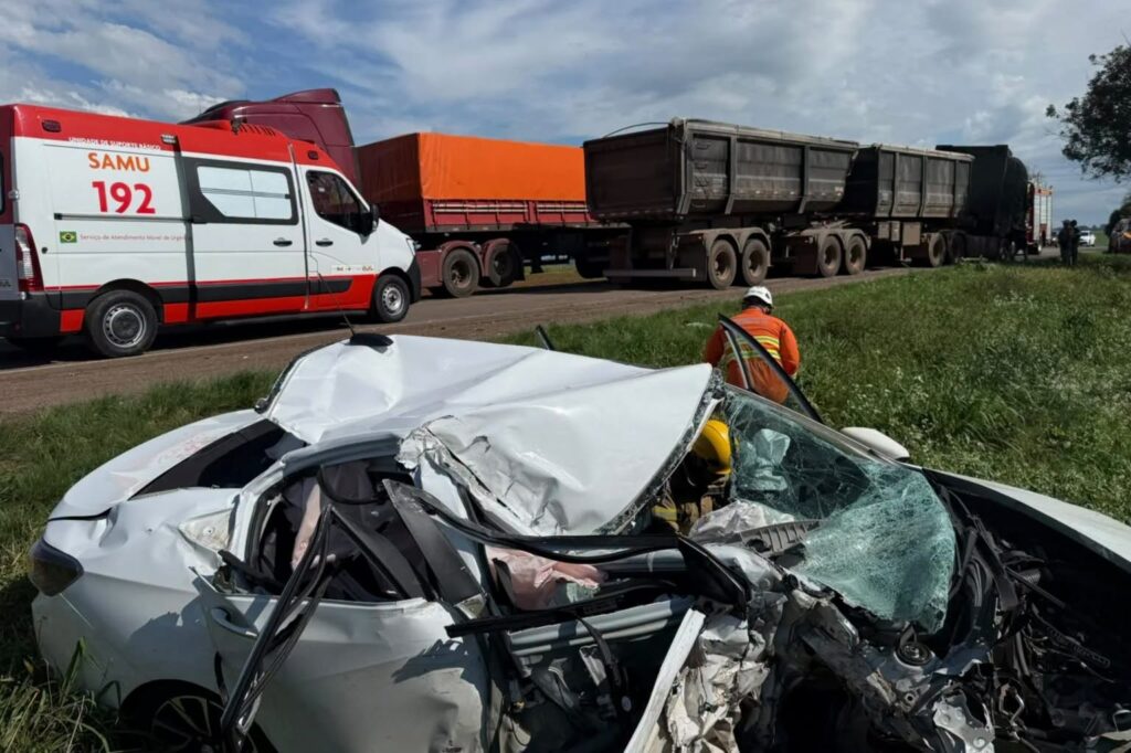 Motorista fica gravemente ferida após colisão frontal entre carro e carreta na RSC-377