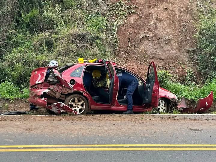 Duas pessoas ficam feridas após carro sair da pista e colidir contra barranco na ERS-135
