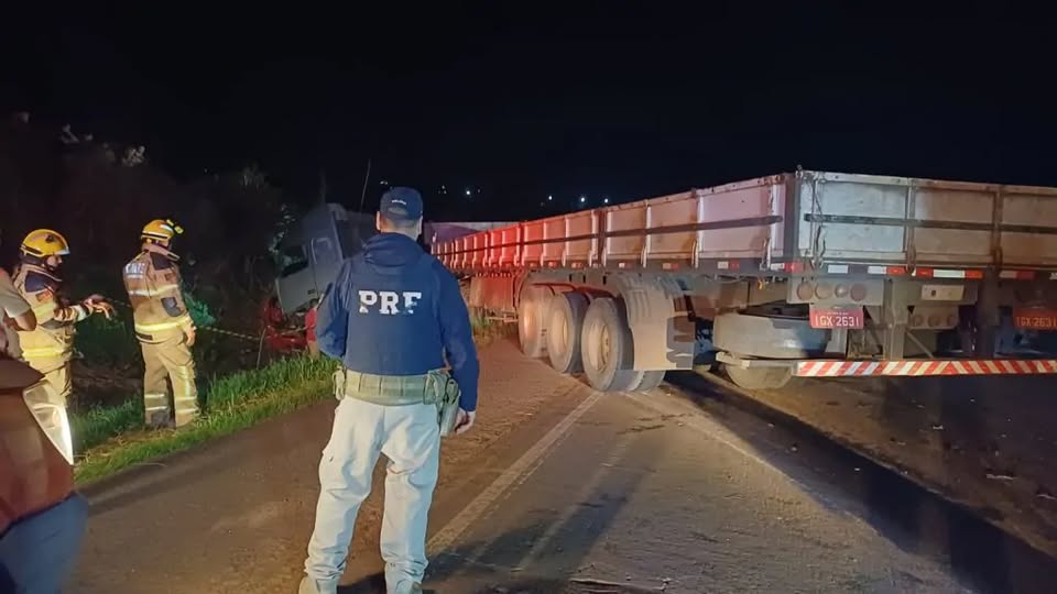 Colisão frontal entre Fiat Uno e caminhão deixa dois mortos na BR-468, em Bom Progresso