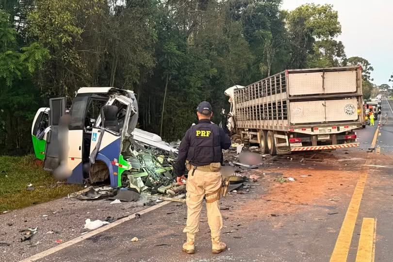 Motorista de Erechim está entre as 23 vítimas fatais de acidente entre micro-ônibus e carreta no Paraná