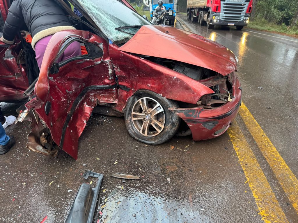 Colisão entre dois carros deixa quatro pessoas feridas na ERS-324, em Passo Fundo