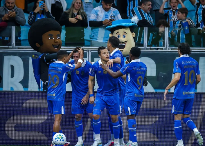 Grêmio vence a Chapecoense de virada e se afasta do Z-4 do Brasileirão