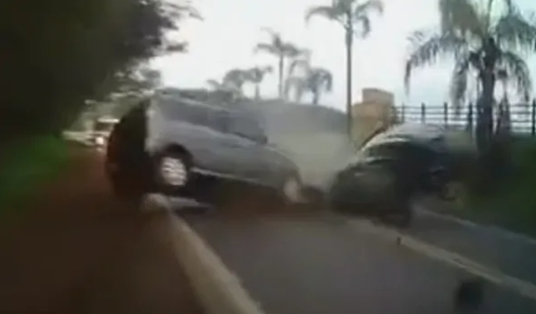 Colisão frontal entre dois carros deixa uma pessoa morta e duas feridas na RS-210