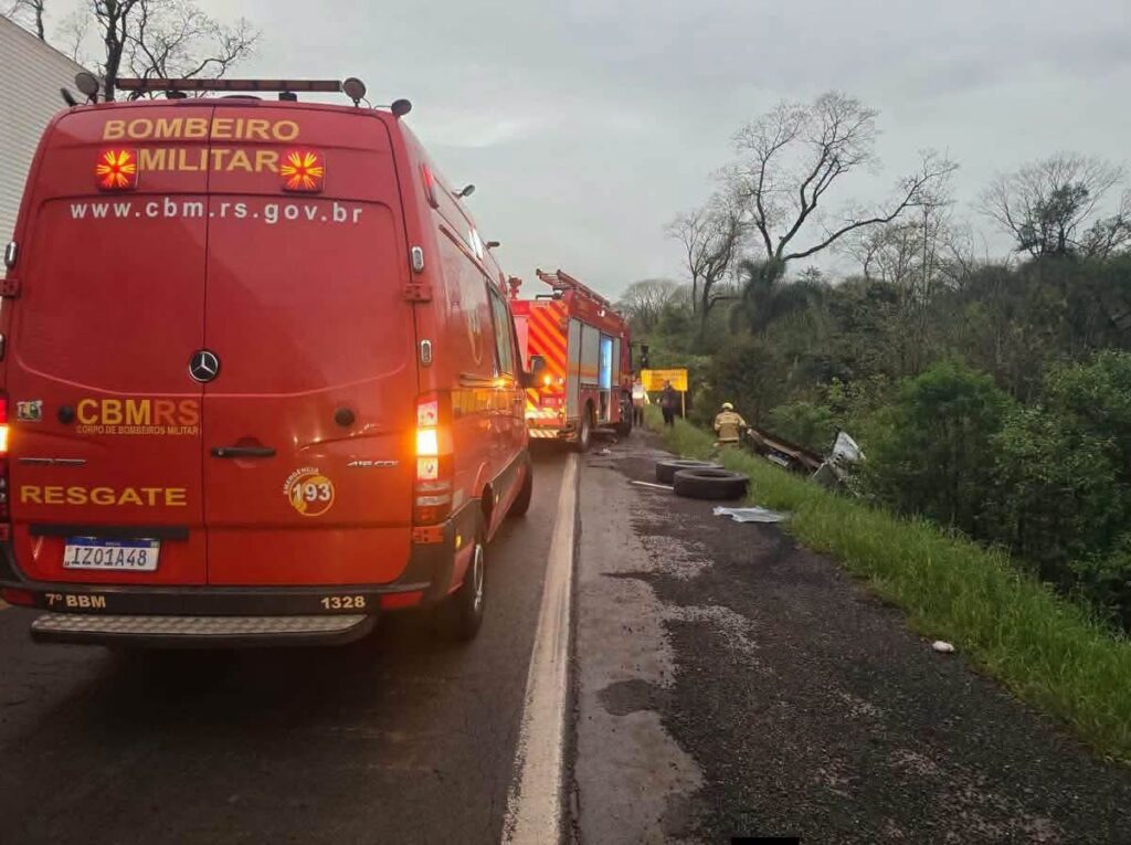 Motorista morre em grave colisão entre caminhão e ônibus escolar na BR-285, em Carazinho